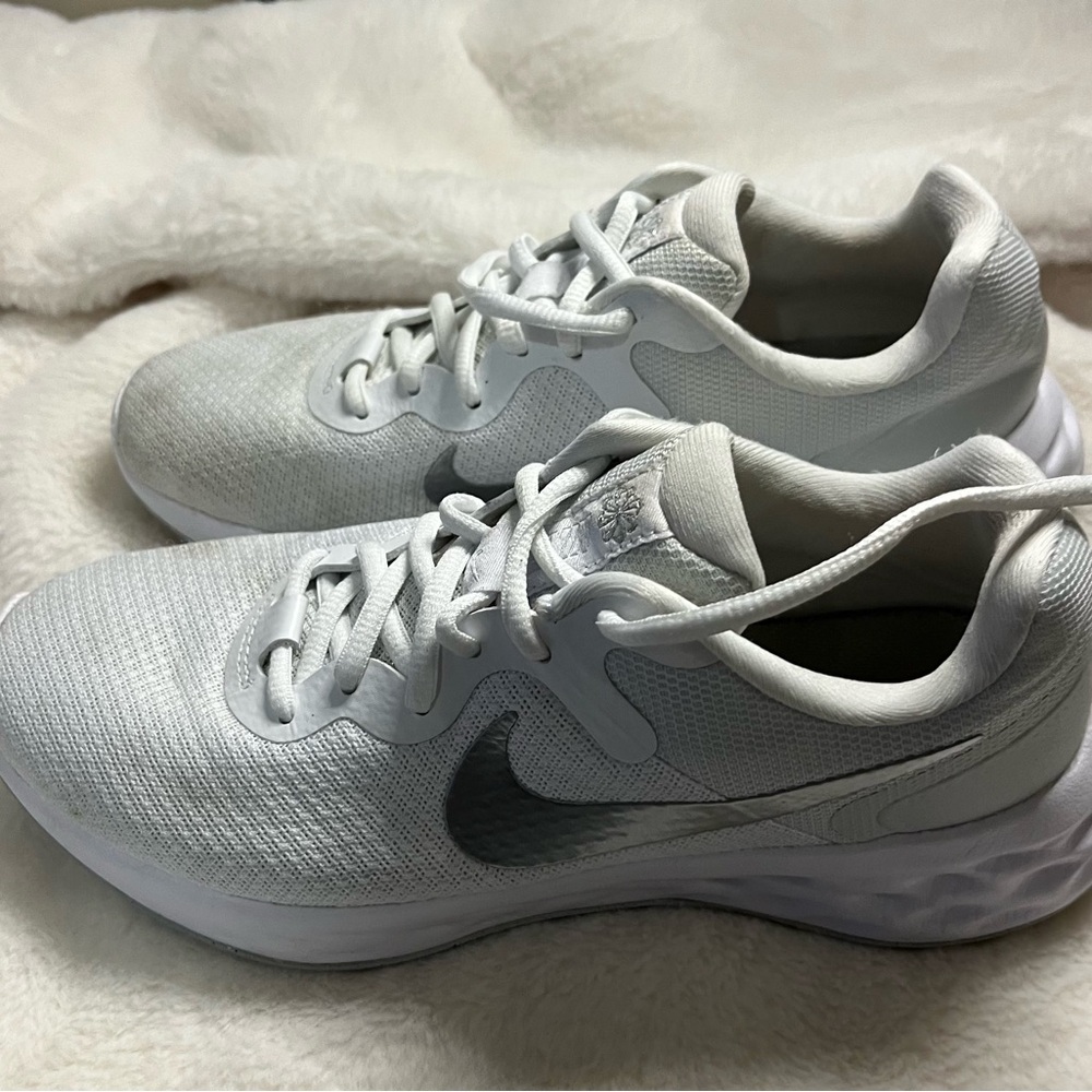 Women’s Nike white and silver shoes size 6.5 low top shoes